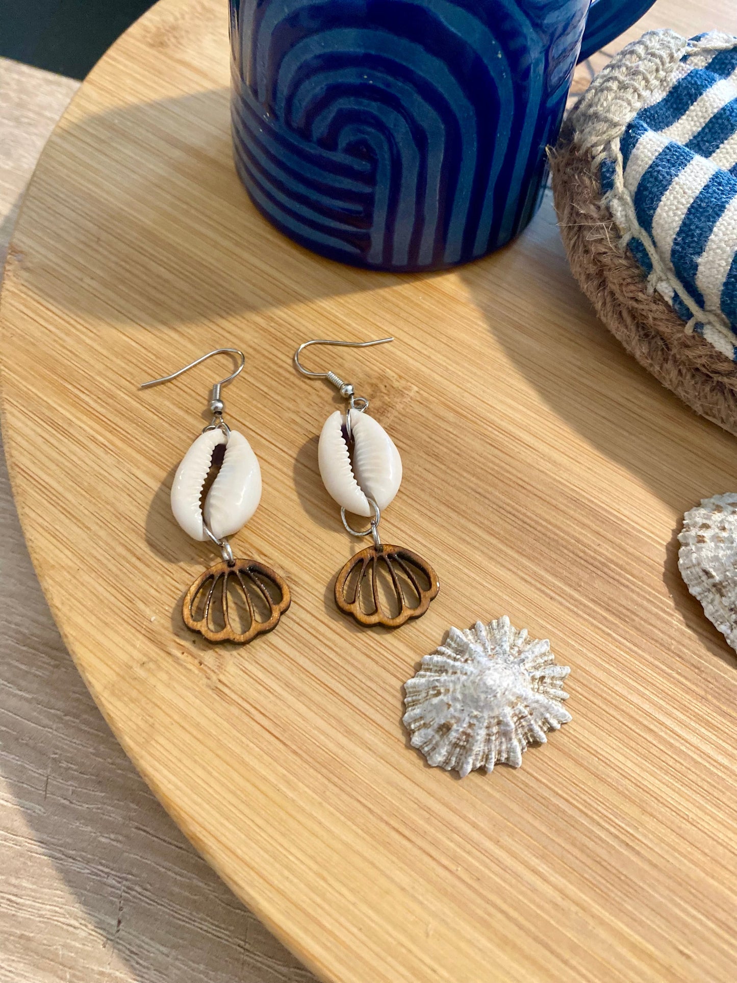 Boucles d'oreille - coquillages et bois