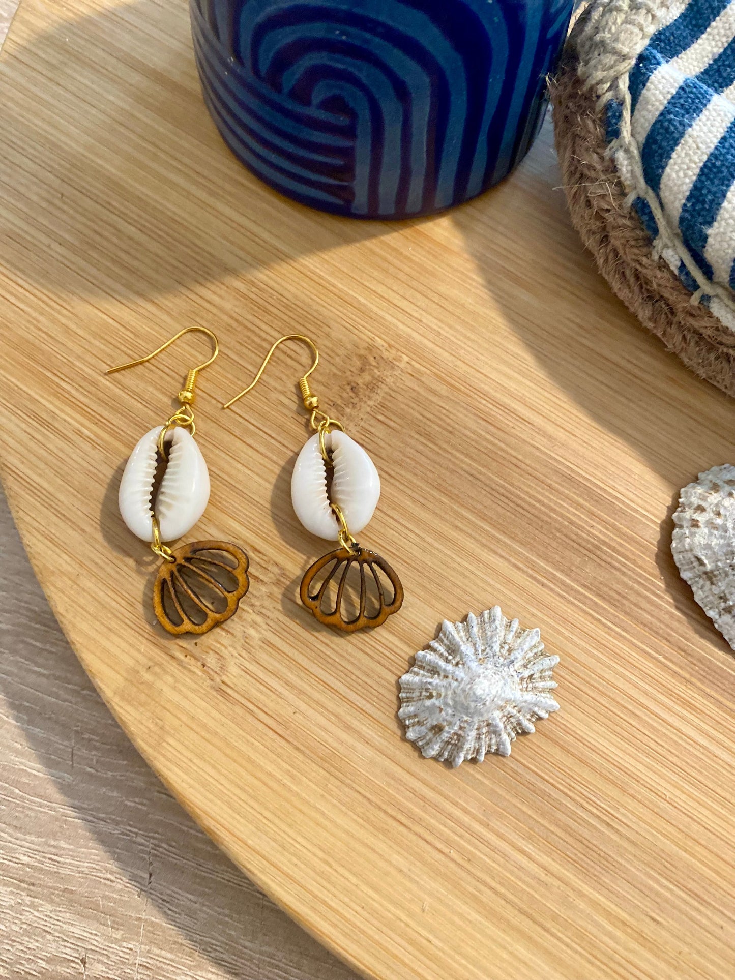 Boucles d'oreille - coquillages et bois